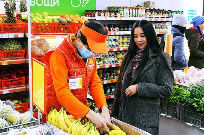 Сотрудник работает в торговом зале